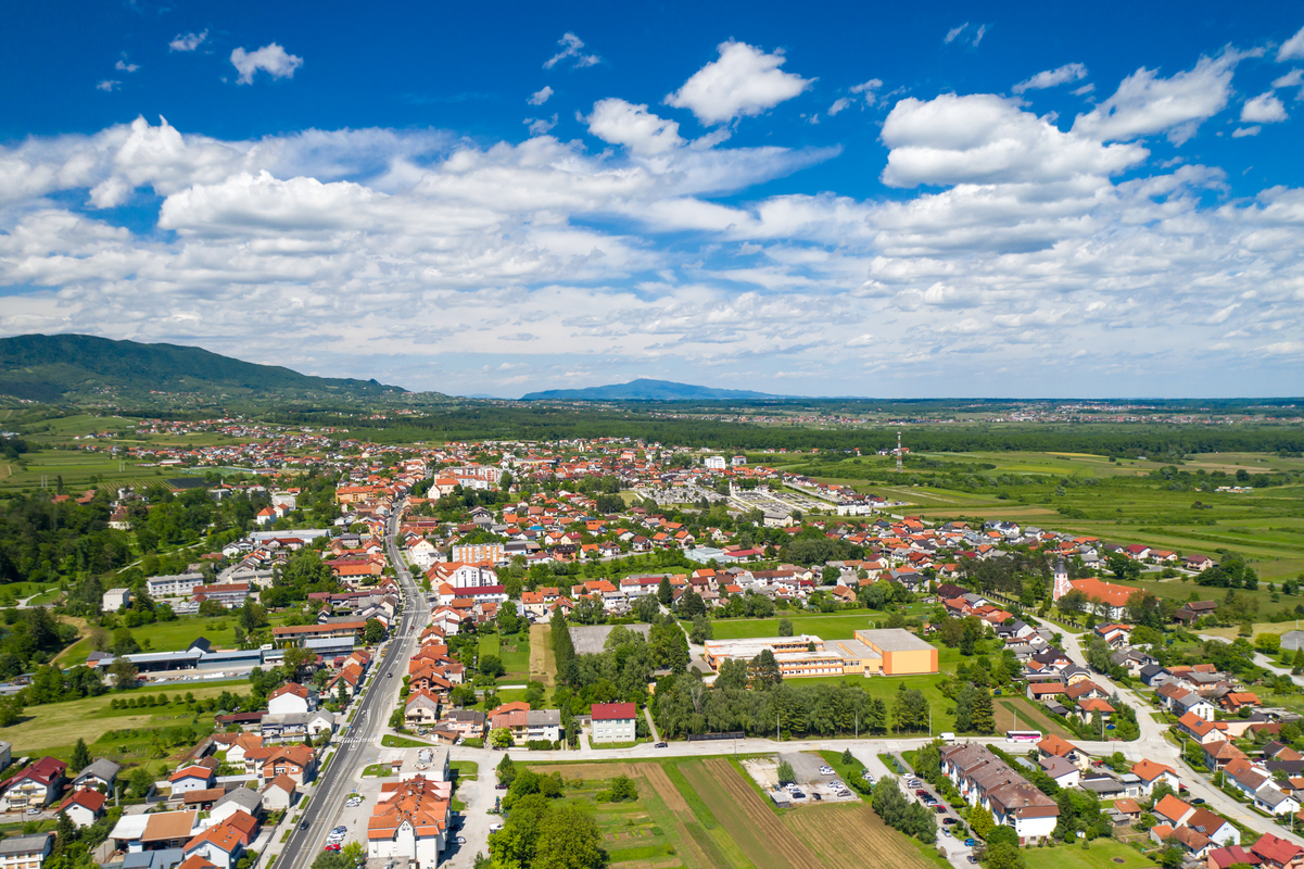 Historiska stadskärnan i Jastrebarsko, Kroatien - porten till Plešivica vinregion och kroatiska gastronomiupplevelser